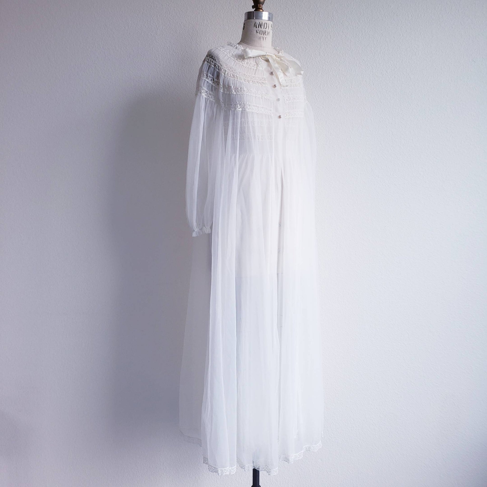 Vintage Radcliffe White Peignoir   Nightgown And Robe Set - ChicCityVintage