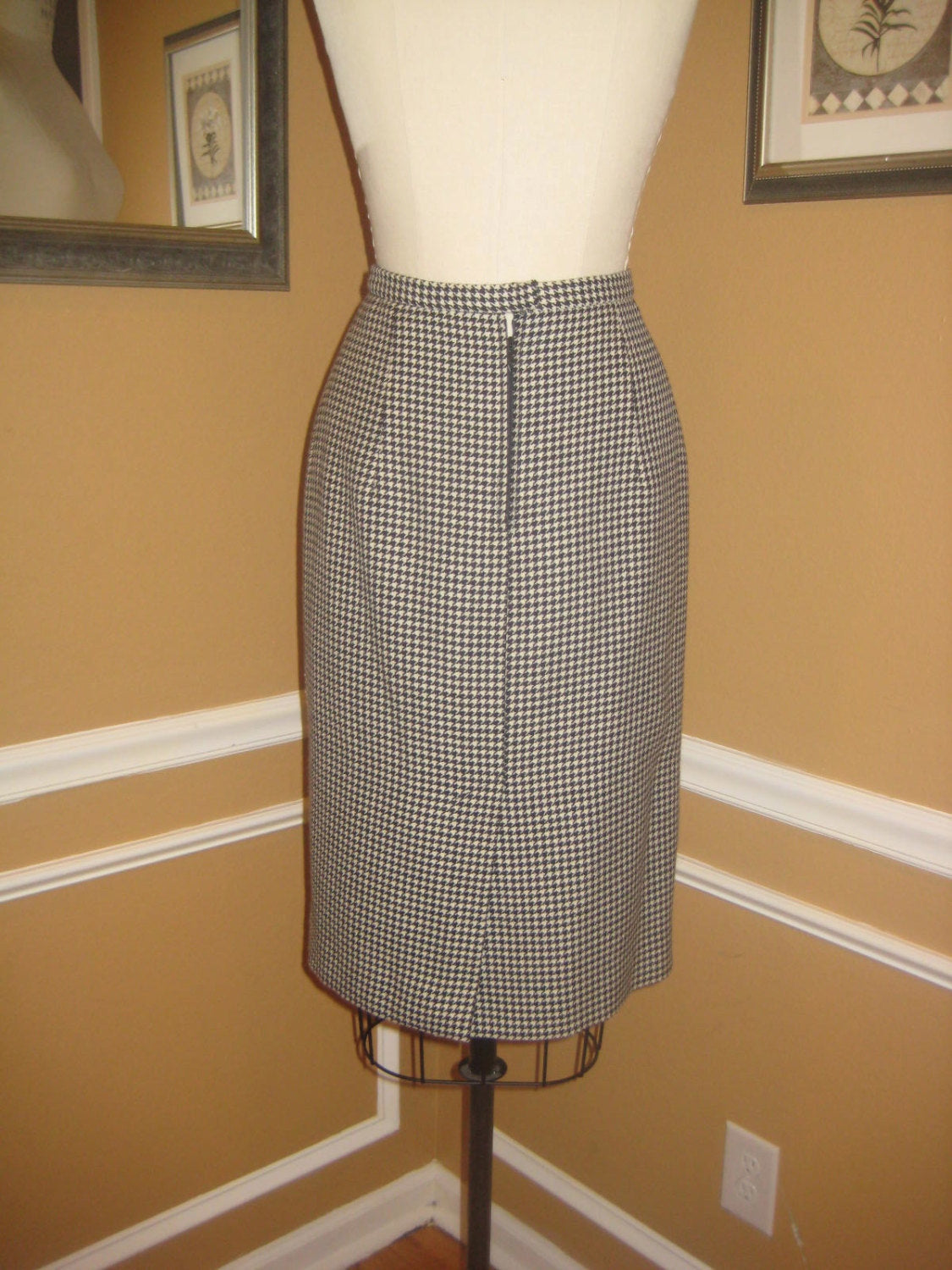 Vintage Wool Black and White Houndstooth Pencil Skirt - ChicCityVintage