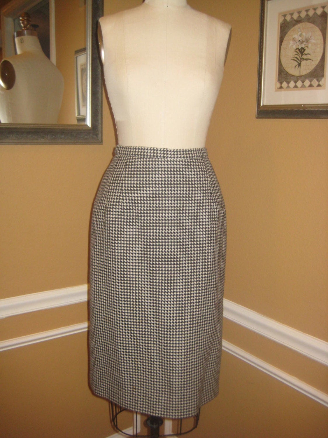 Vintage Wool Black and White Houndstooth Pencil Skirt - ChicCityVintage